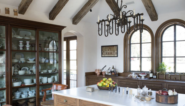 Dapur dengan lemari kaca untuk memamerkan koleksi porselen